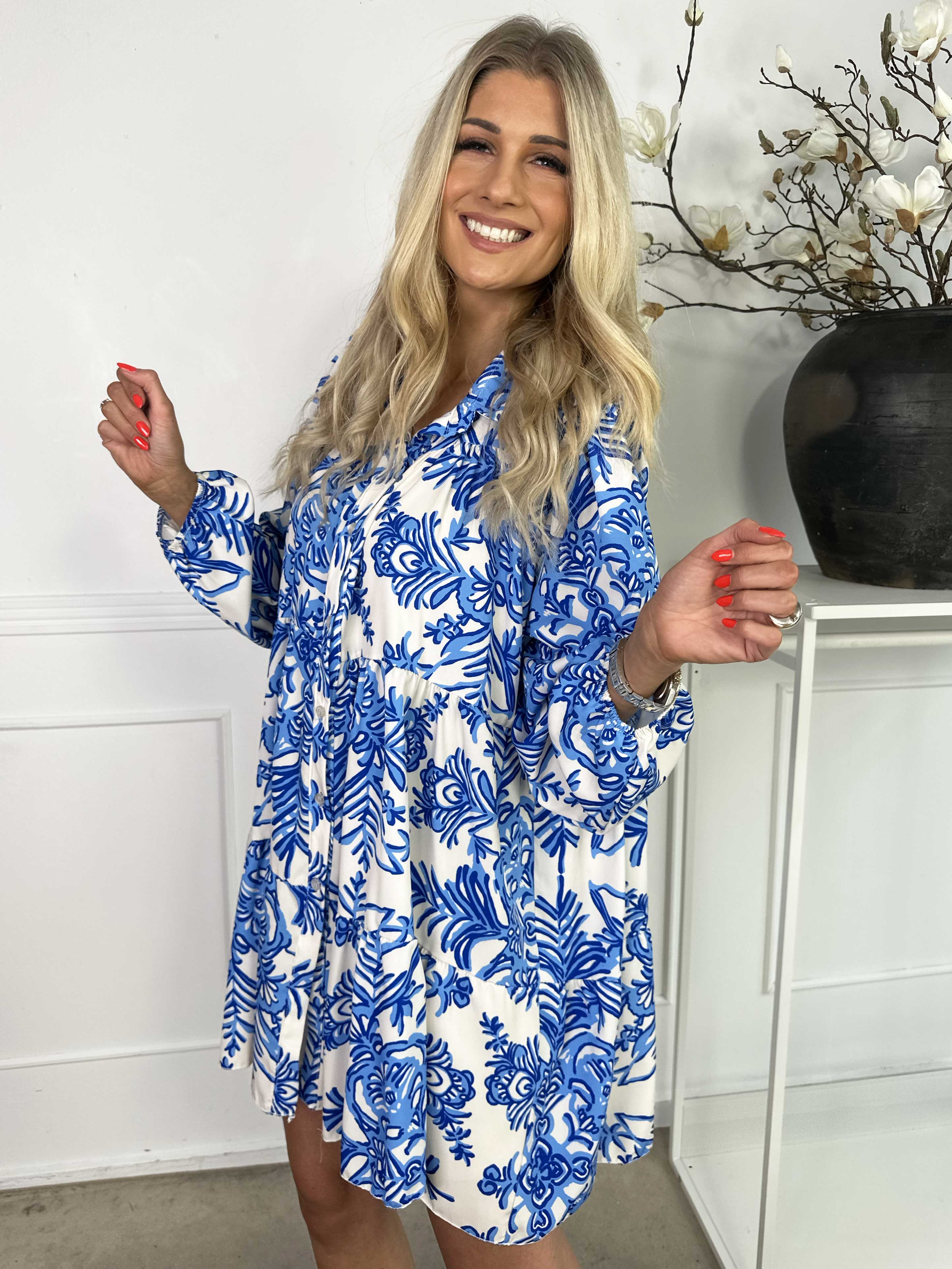 Sophie - Mönstrad skjortklänning i viskosblandning med volangkant